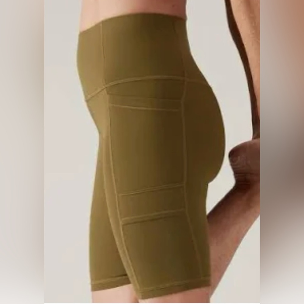 NWOT Athleta Salutation Stash Pocket 9” Cargo Short Olive Green Medium